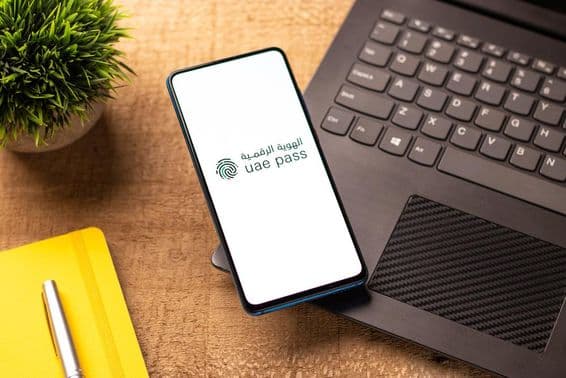 Logo UAE Pass na obrazovke telefónu.