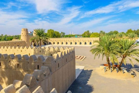 Pohľad z nádvoria historickej pevnosti Al Jahili v Al Ain, Abú Dabí.