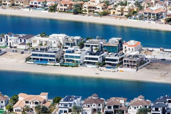 Dubajský umelý ostrov The Palm Jumeirah s plážou a luxusnými vilami.