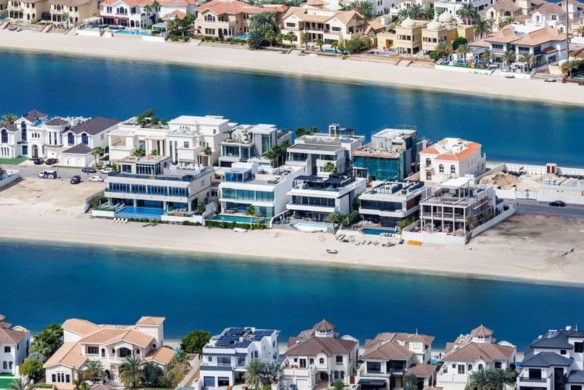 Dubajský umelý ostrov The Palm Jumeirah s plážou a luxusnými vilami.
