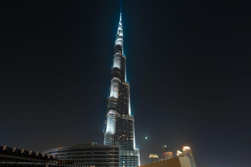 Burj Khalifa, žiariaci proti nočnej oblohe.