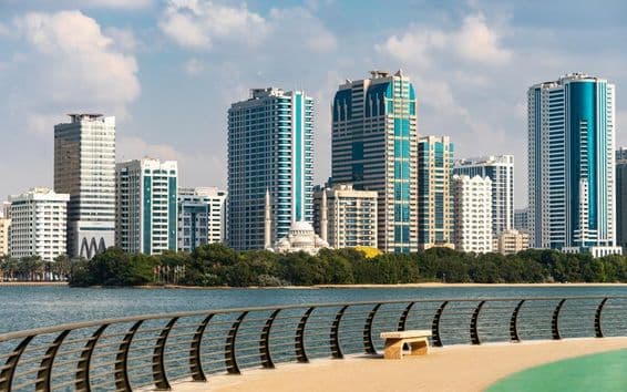 Panoráma mesta Šarjah v Spojených arabských emirátoch.