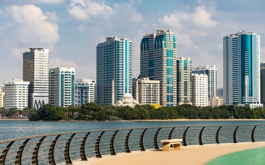 Panoráma mesta Šarjah v Spojených arabských emirátoch.
