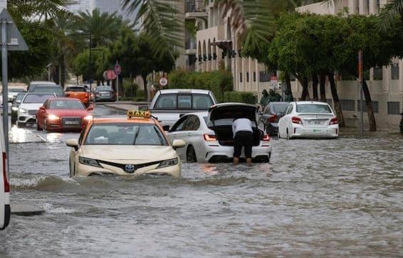 Povodňové vody zaplavujú ulicu v Dubaji počas silného dažďa.
