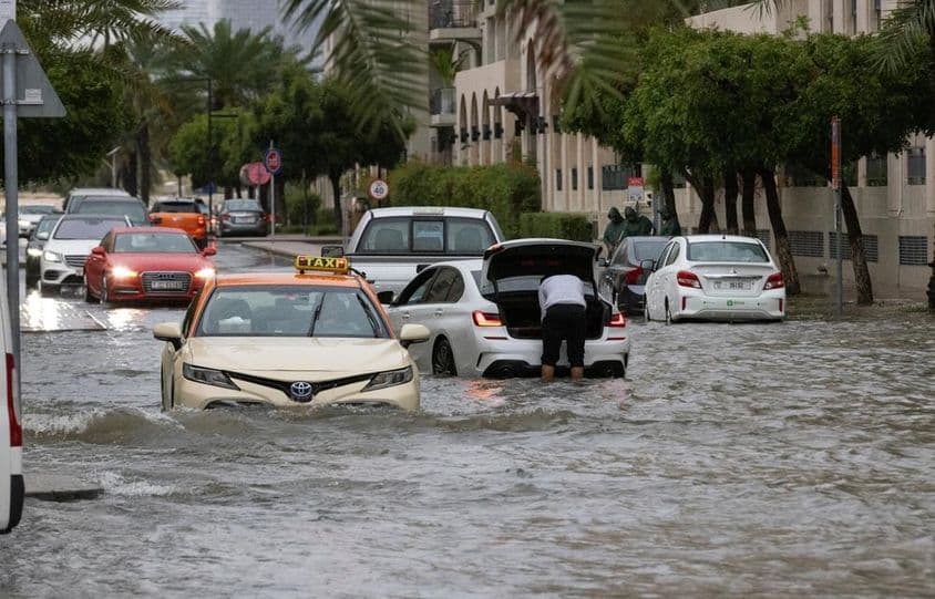 Povodňové vody zaplavujú ulicu v Dubaji počas silného dažďa.