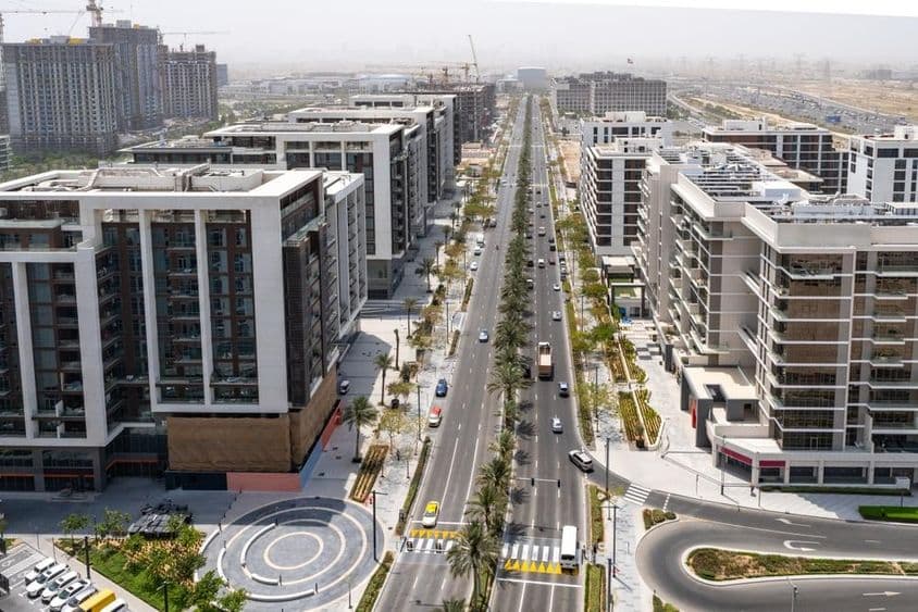 Dubai Hills Estate: Budovy a Hills Park s cestami.