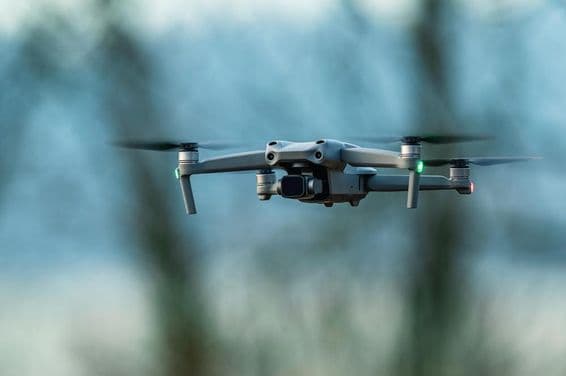 Dron letí ponad oblasť.