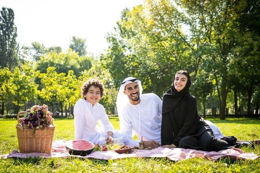 Emirátska rodina užívajúca si čas v parku.