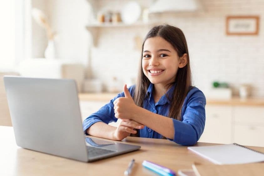 Šťastné dievča z Blízkeho východu študuje online s laptopom.