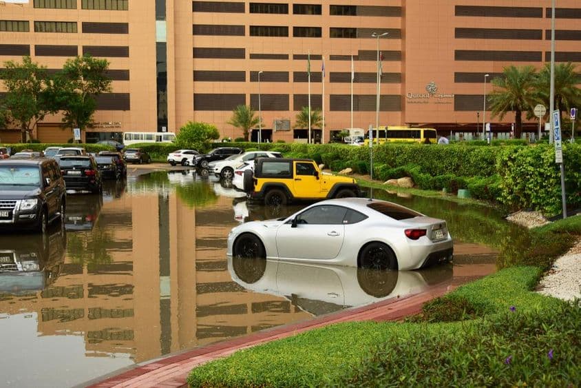 Autá na dažďom premočenej parkovacej ploche v Dubaji.