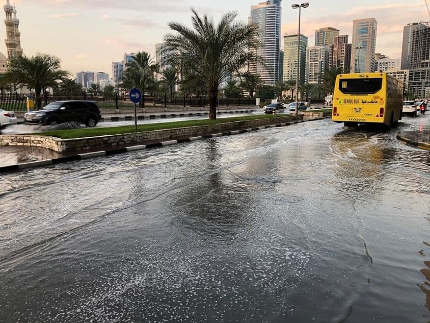Doprava sa pohybuje cez zatopenú mestskú cestu v Dubaji.