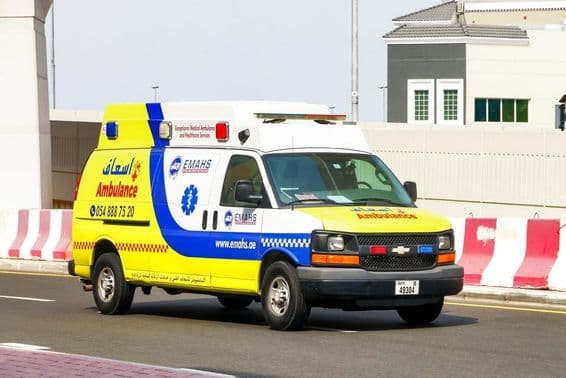 Chevrolet Express záchranná služba na ulici v Dubaji.