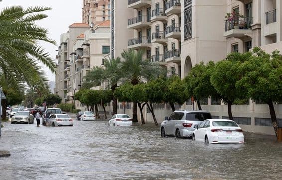 Ulice obytného spoločenstva v Dubaji počas silného dažďa.