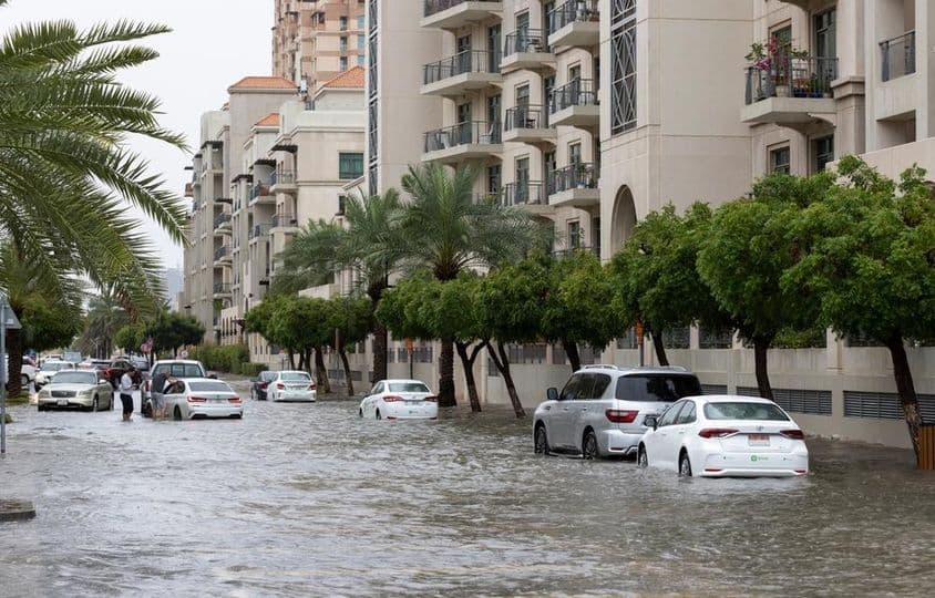 Ulice obytného spoločenstva v Dubaji počas silného dažďa.