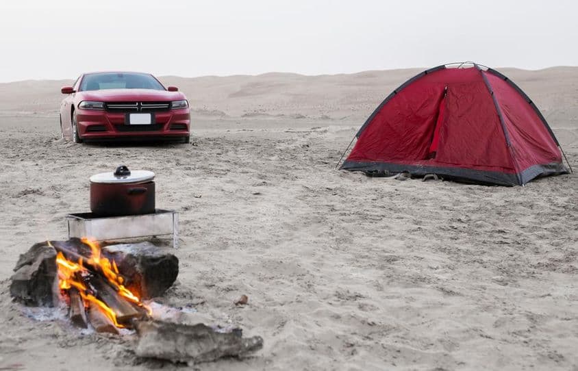 Ranný pohľad na táborisko pri solných jazerách púšte Liwa.