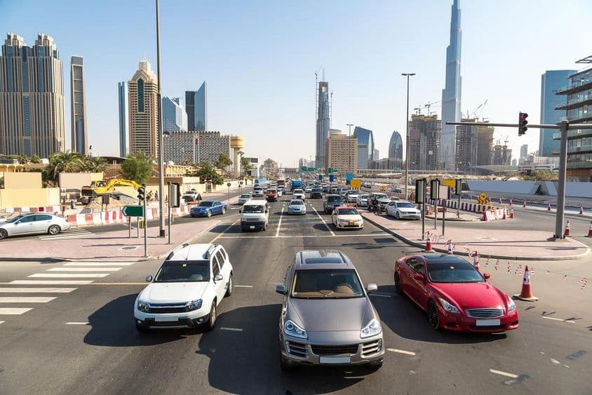Sheikh Zayed cestná trasa v Dubaji počas letného dňa.