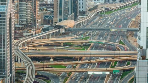 Sheikh Zayed Road v centre Dubaja.