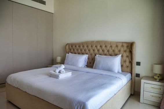 Pokojná spálňa v Dubaji očakáva hostí.