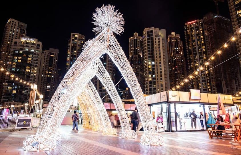 Krásne osvetlené dekorácie pre dubajský nákupný festival.