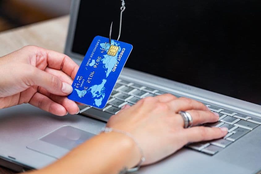 Phishing podvod s kreditnou kartou.