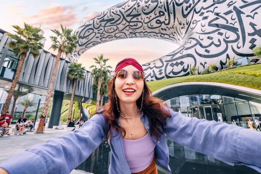 Šťastná turistka si robí selfie pre svoj cestovateľský blog.