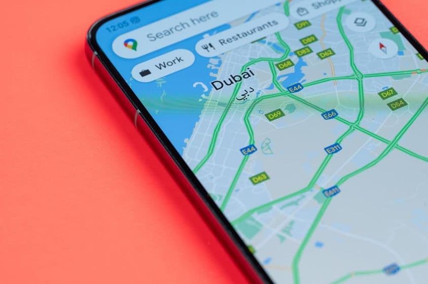 Distribúcia dopravy v Dubaji na smartfóne cez Google Maps.