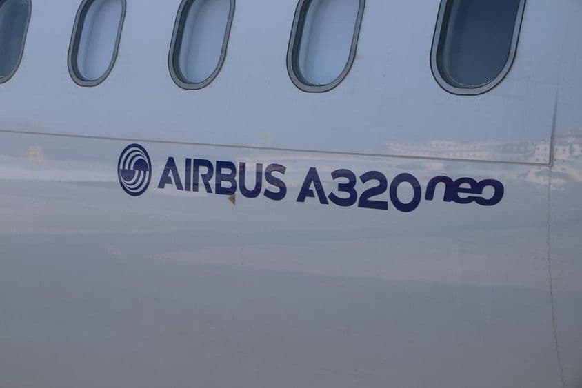 Letún Airbus A320 na letisku v Bombaji.