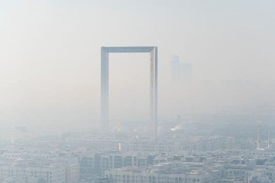 Ohromujúca panoráma v hmle najväčšieho zlatého rámu sveta vyrobeného v Dubaji.
