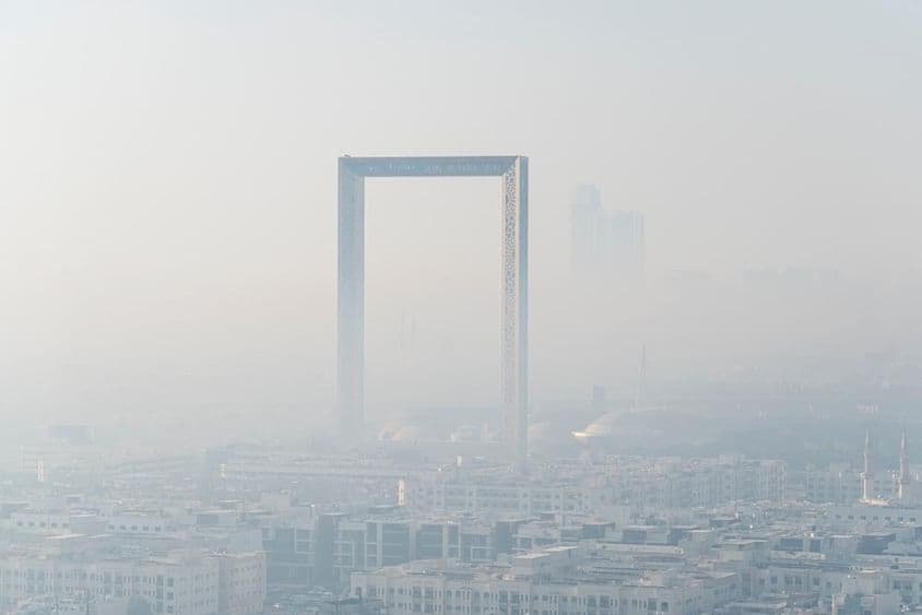 Ohromujúca panoráma v hmle najväčšieho zlatého rámu sveta vyrobeného v Dubaji.
