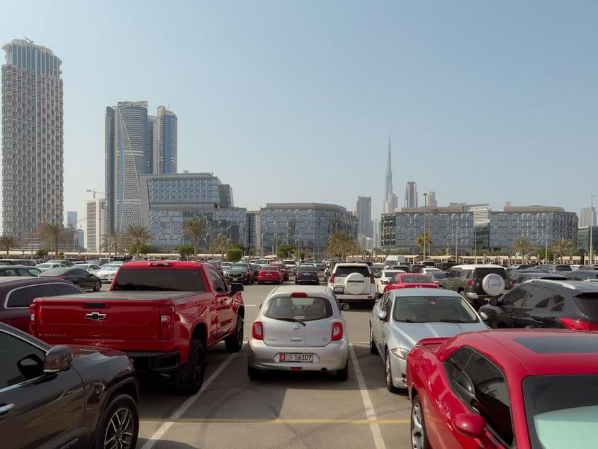 Pohľad na moderné kancelárske budovy v Dubaji z parkoviska.