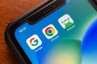 Ikony Google Chrome a Android na obrazovke smartfónu.