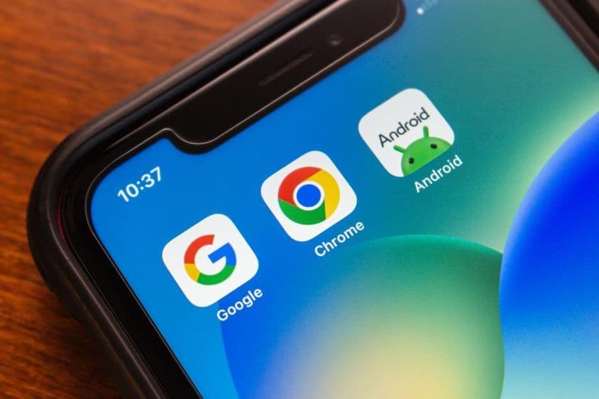 Ikony Google Chrome a Android na obrazovke smartfónu.