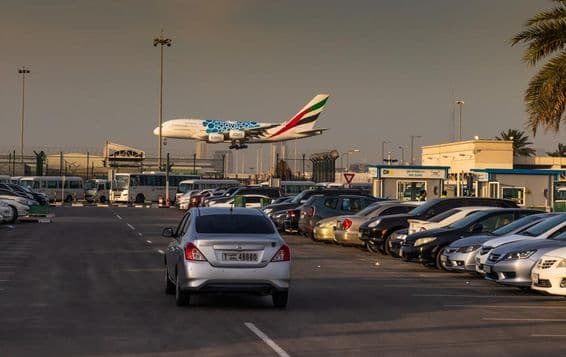 Lietadlo Emirates Airlines pristáva na termináli 2 medzinárodného letiska v Dubaji.