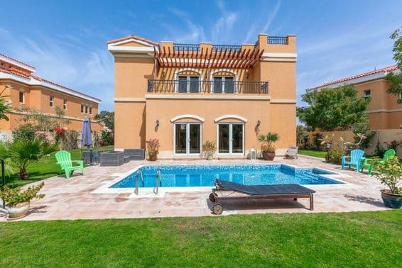 Vily v Dubaji s bazénom.