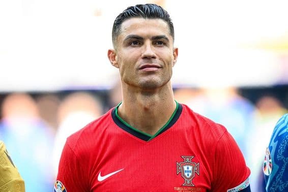 Cristiano Ronaldo v červenom futbalovom drese.