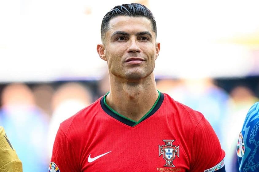 Cristiano Ronaldo v červenom futbalovom drese.
