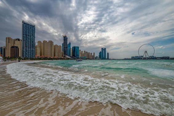 Zlé počasie v Dubaji s dažďom, silným vetrom a vlnami pri pobreží.