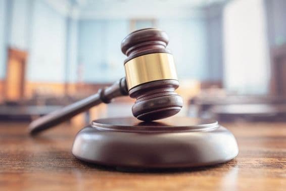 Kladivko sudcu na lavici.