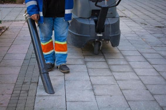 Pouličný čistič v centre mesta.