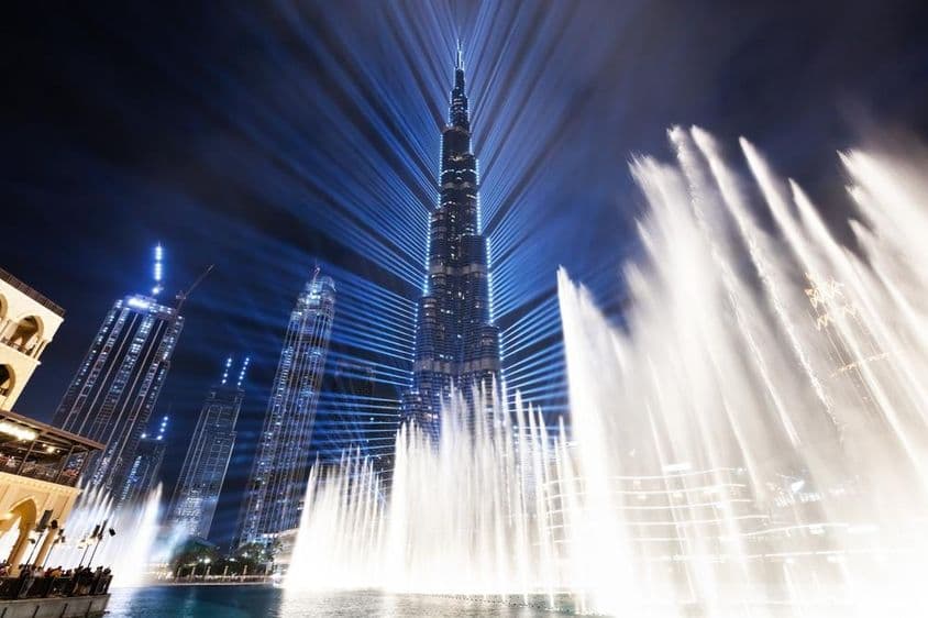 Burj Khalifa osvetlená fontánová show v Dubaji.