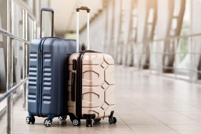 Cestovné kufre čakajúce v hale terminálu.