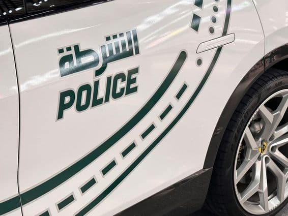 Policajné auto v Dubaji zaparkované na ulici.