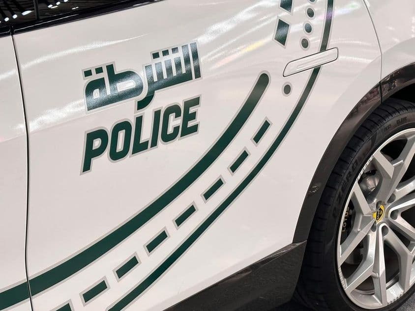 Policajné auto v Dubaji zaparkované na ulici.