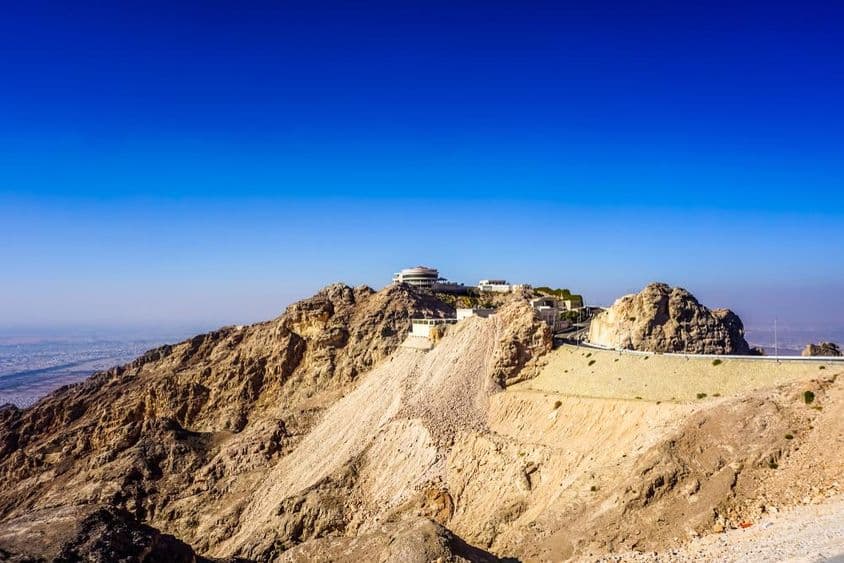 Krajina pohoria Jebel Hafeet v Al Ain s vrcholmi a budovami.