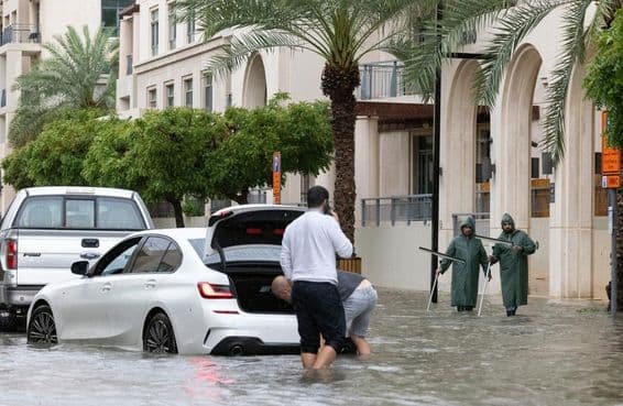 Záplava v Dubaji počas silného dažďa.