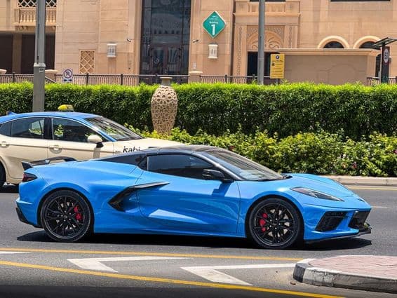 Modrá Chevrolet Corvette C8.