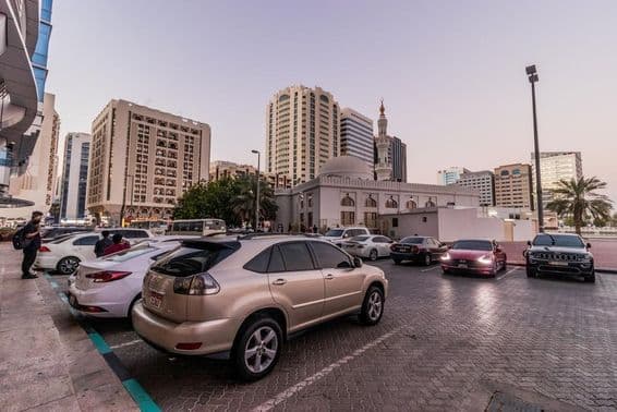 Parkovanie v centre Abú Zabí, Spojené arabské emiráty.
