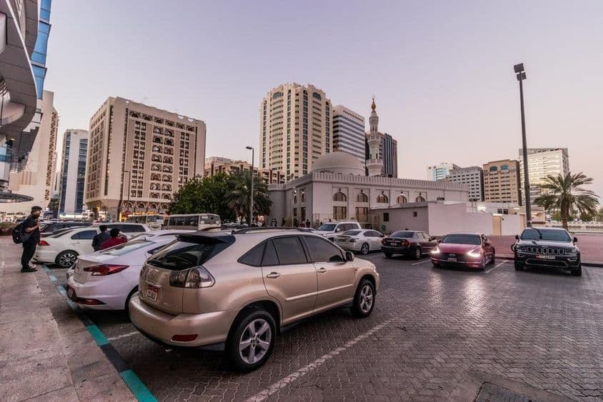 Parkovanie v centre Abú Zabí, Spojené arabské emiráty.