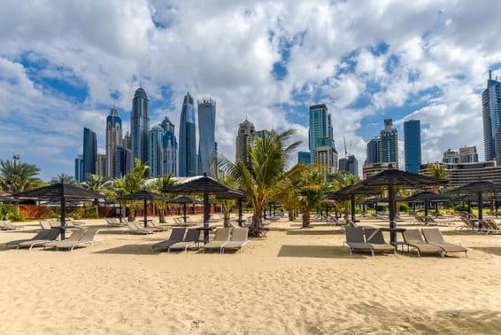 Pláž Jumeirah s výhľadom na panorámu Dubajskej maríny.