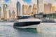 Luxusná jachta v Dubaji s panorámou a mrakodrapmi.